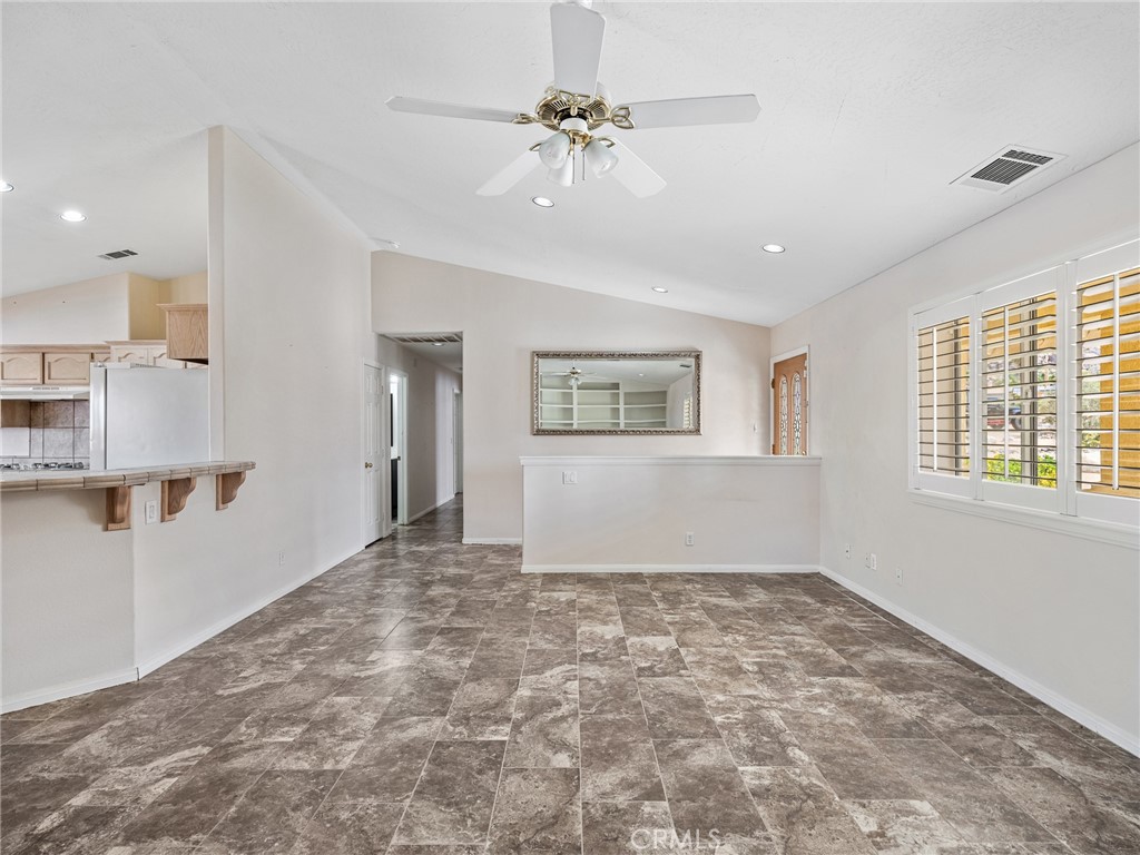 16992 Joshua Road Apple Valley, CA 92307 - Photo 5 of 57