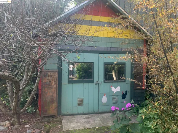 a view of back yard of the house