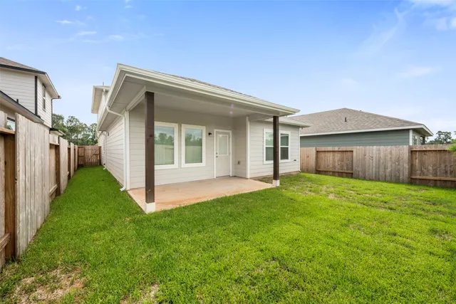 a view of a house with backyard and garden