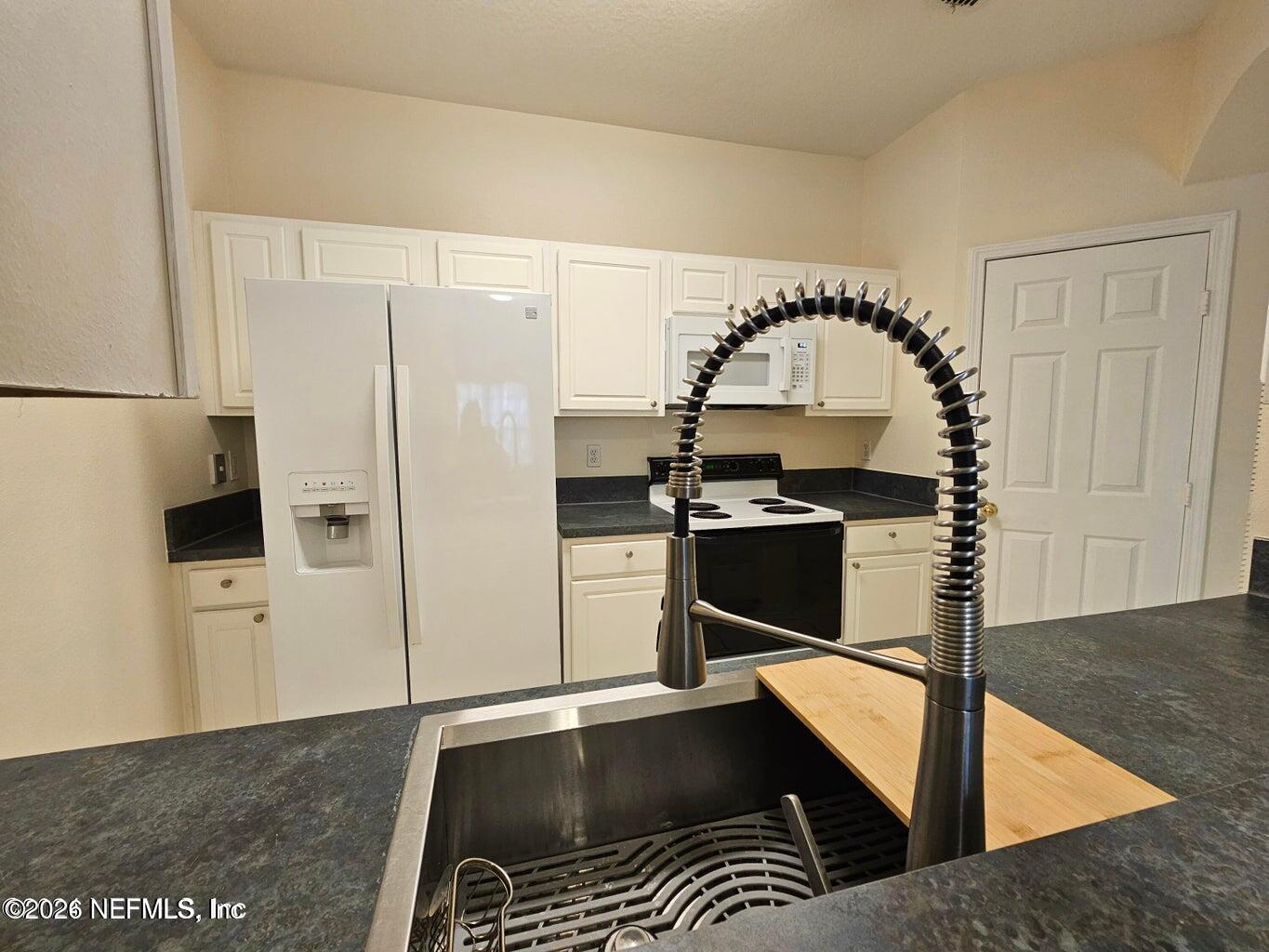 10550 Baymeadows Road, Unit 829 Jacksonville, FL 32256 - Photo 3 of 15 Kitchenb