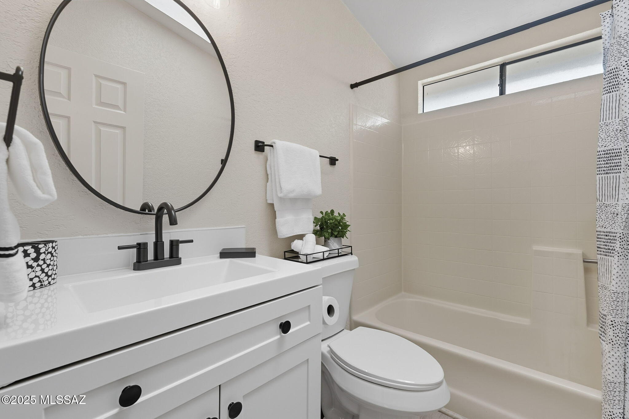 4081 East Rollins Road Tucson, AZ 85739 - Photo 18 of 44 Hall bath