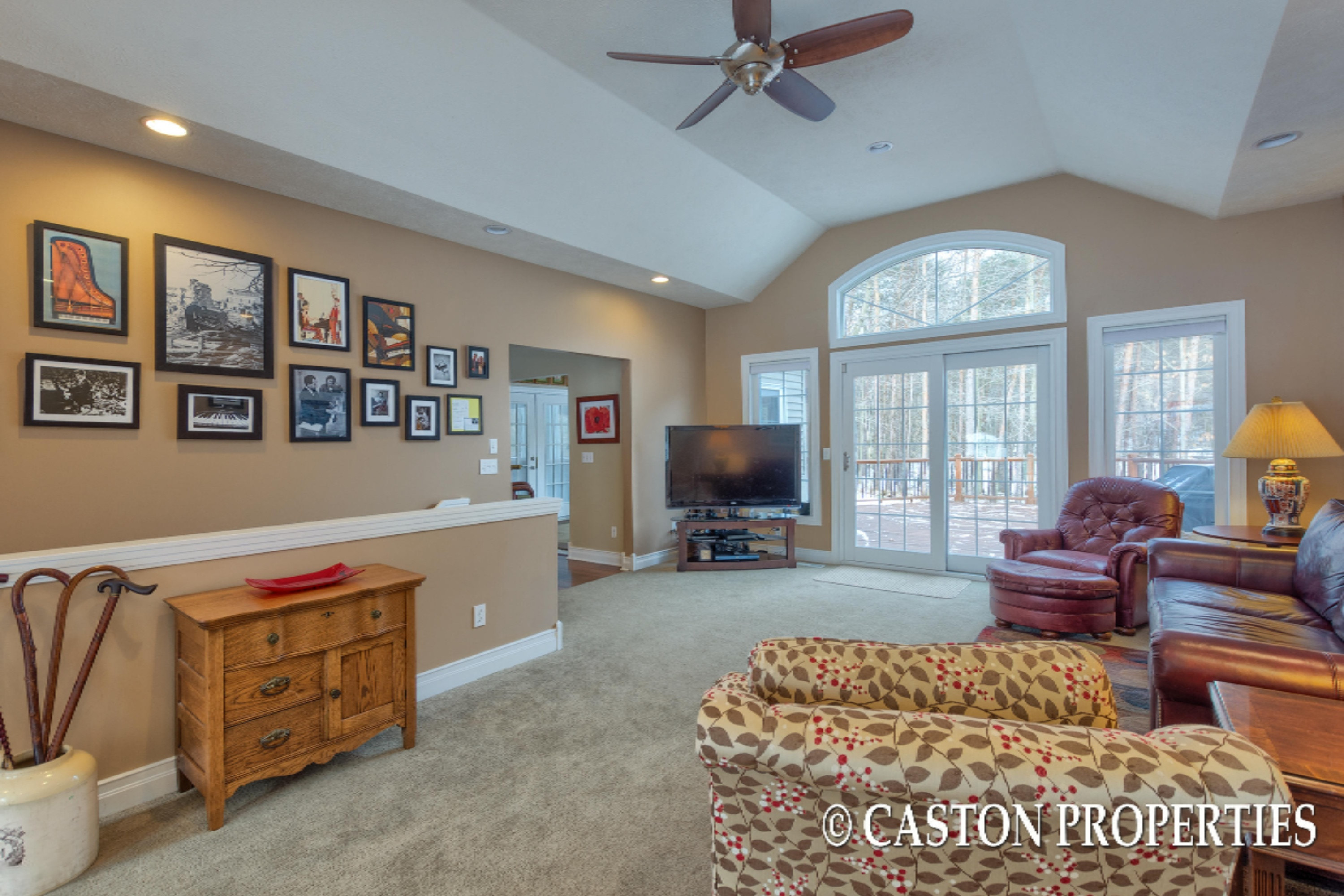 7699 Cascade Road Southeast Grand Rapids, MI 49546 - Photo 5 of 62 04 Living Room