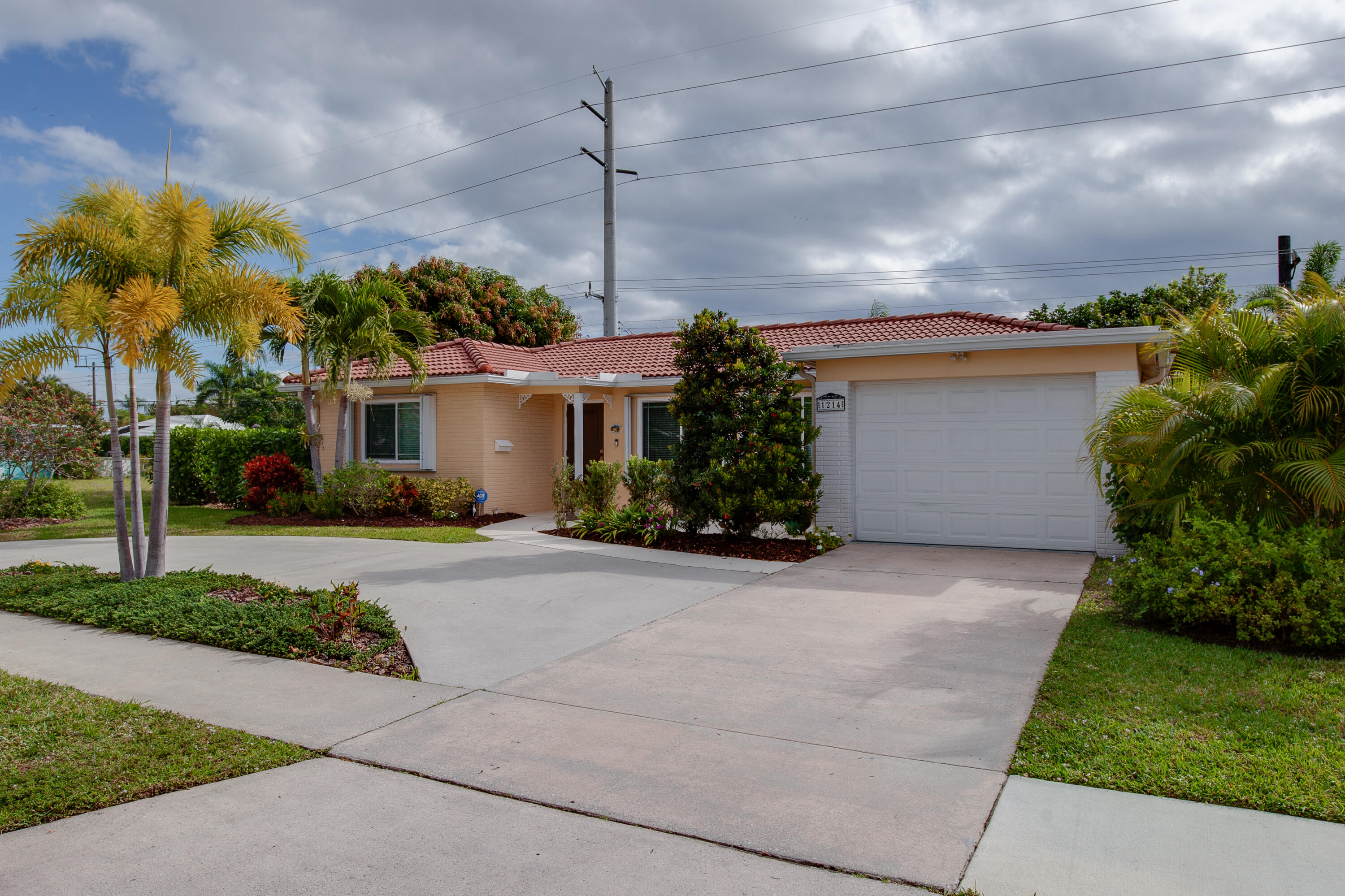 1214 Southwest 9th Avenue Boca Raton, FL 33486 - Photo 2 of 31 Front 2