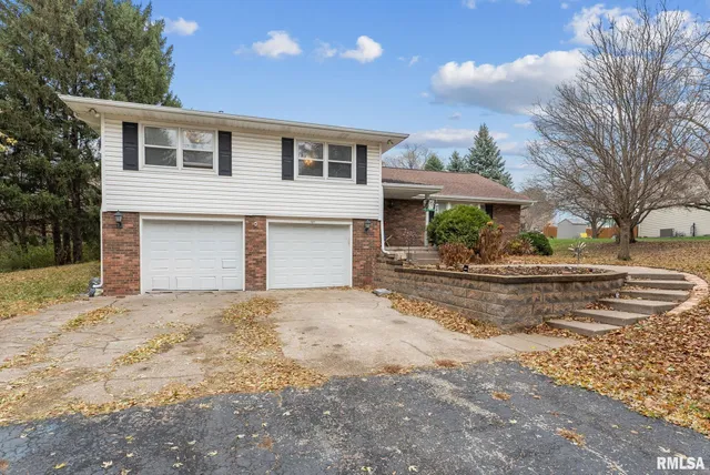 $315,000 | 2685 Northwood Drive, Muscatine, IA 52761