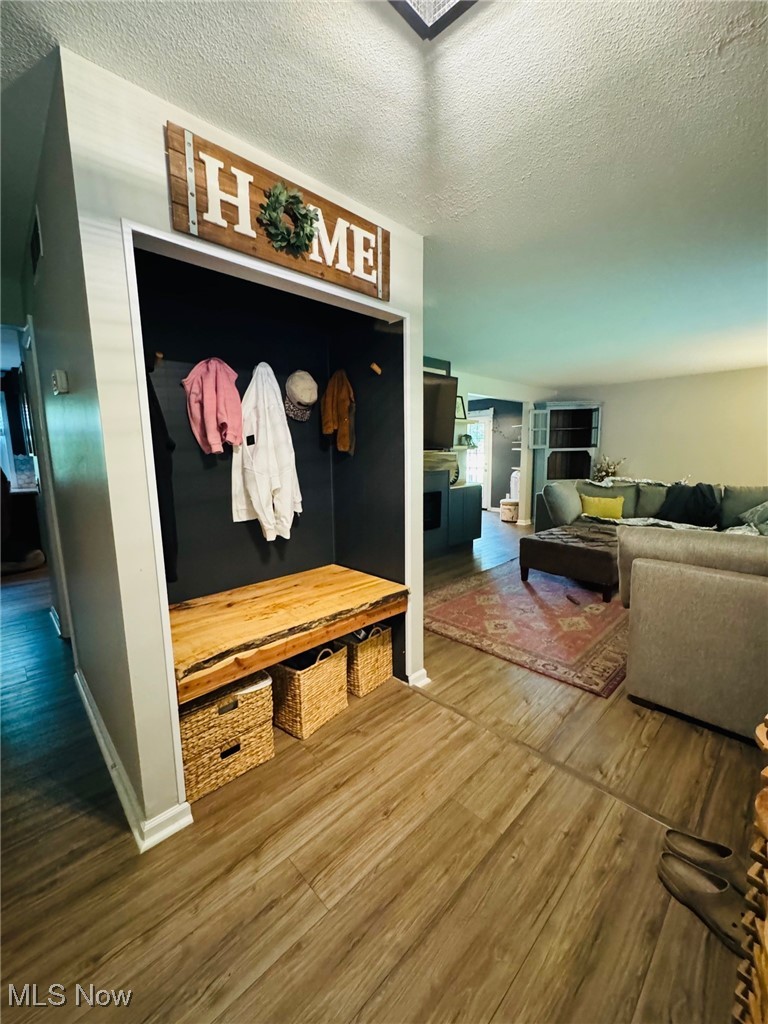37340 Capel Road Grafton, OH 44044 - Photo 8 of 50 Smart foyer entry!