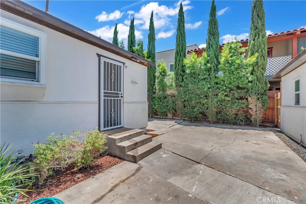 7552 11th Street Buena Park, CA 90621 - Photo 20 of 23 a backyard of a house with lots of green space