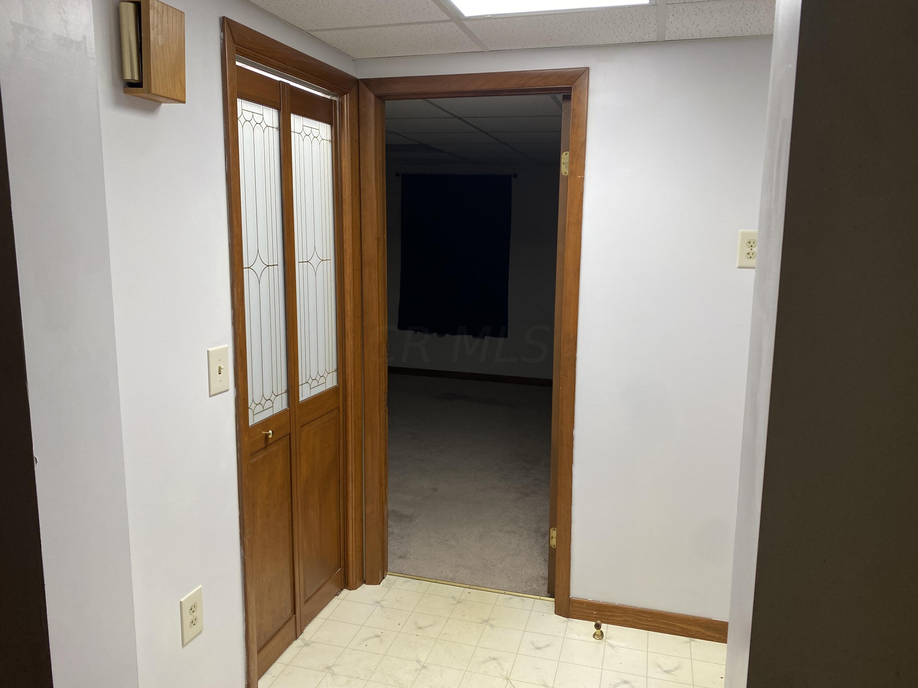 856 Elaine Road Columbus, OH 43213 - Photo 4 of 16 Entry Way