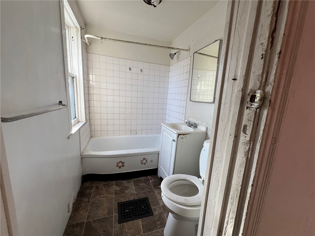 868 South Plymouth Avenue, Unit 866 Rochester, NY 14608 - Photo 13 of 43 868 S. Plymouth - 3 bedroom (Up & Down)