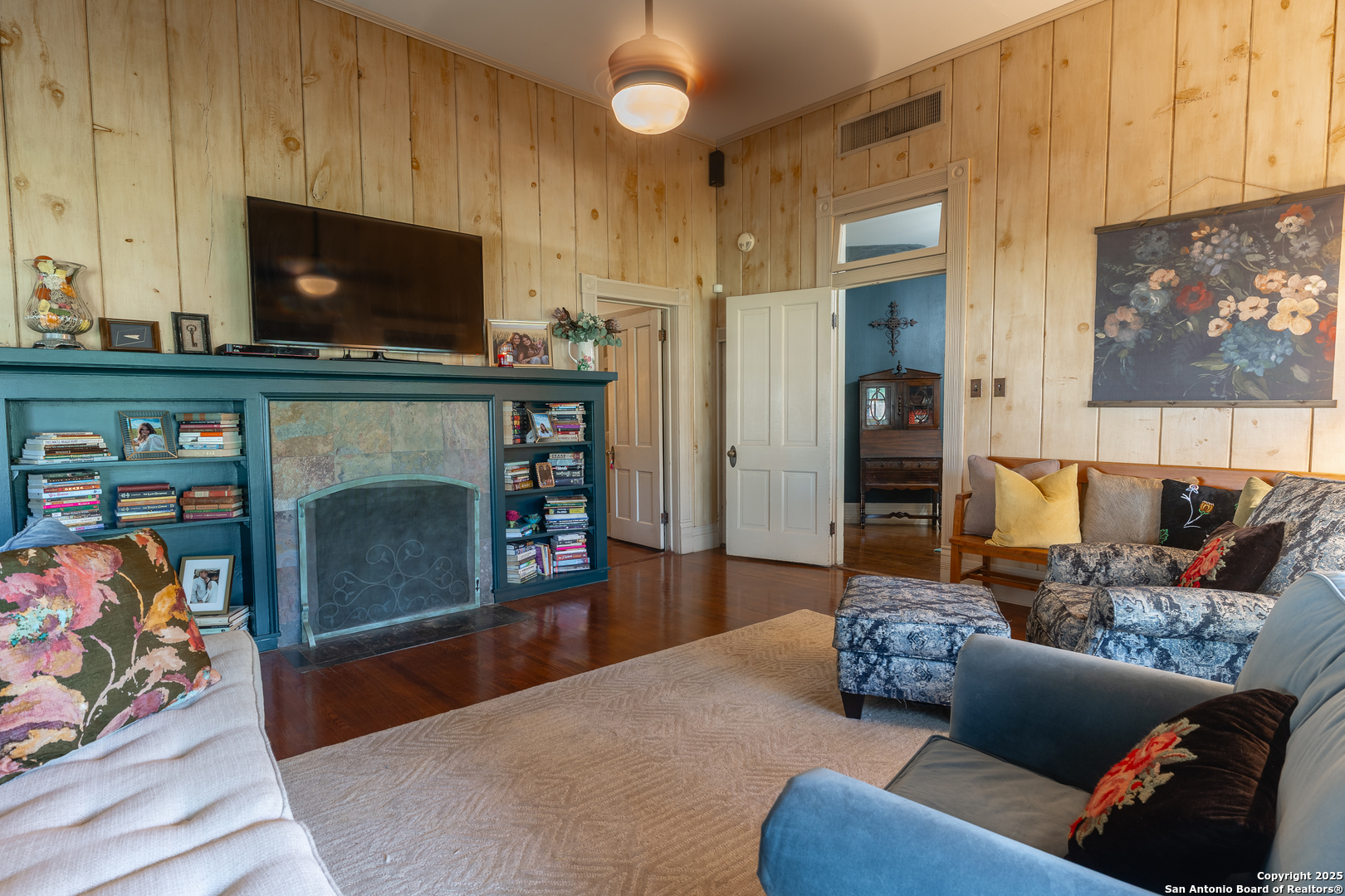 529 North High Street Uvalde, TX 78801 - Photo 12 of 37 a living room with furniture and a flat screen tv