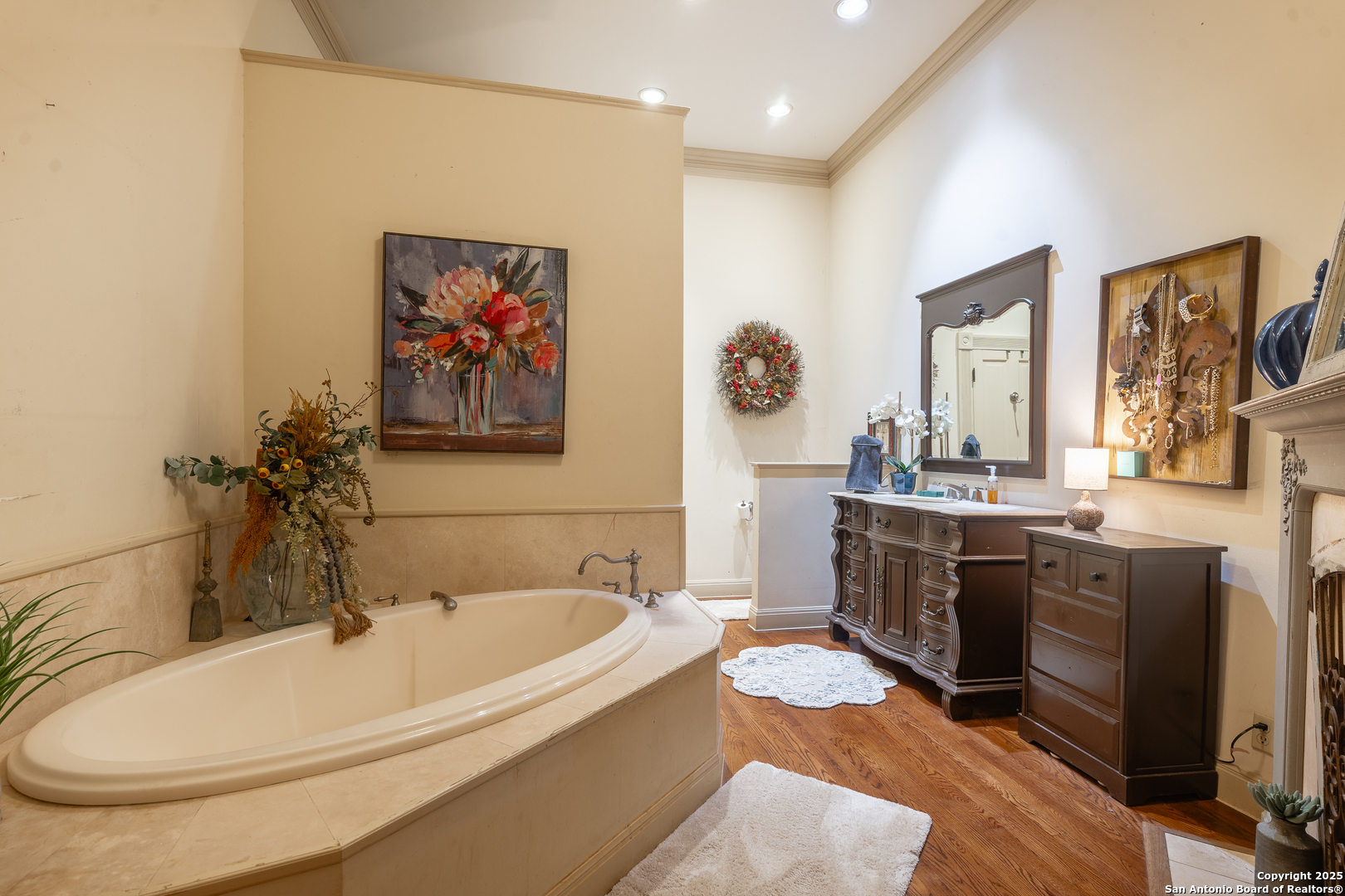 529 North High Street Uvalde, TX 78801 - Photo 20 of 37 a bathroom with a tub sink and mirror