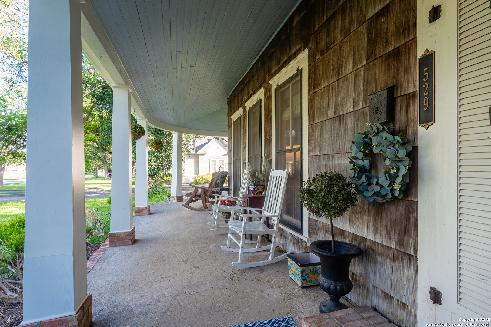 529 North High Street Uvalde, TX 78801 - Photo 3 of 37 a view of a patio with plants and chairs