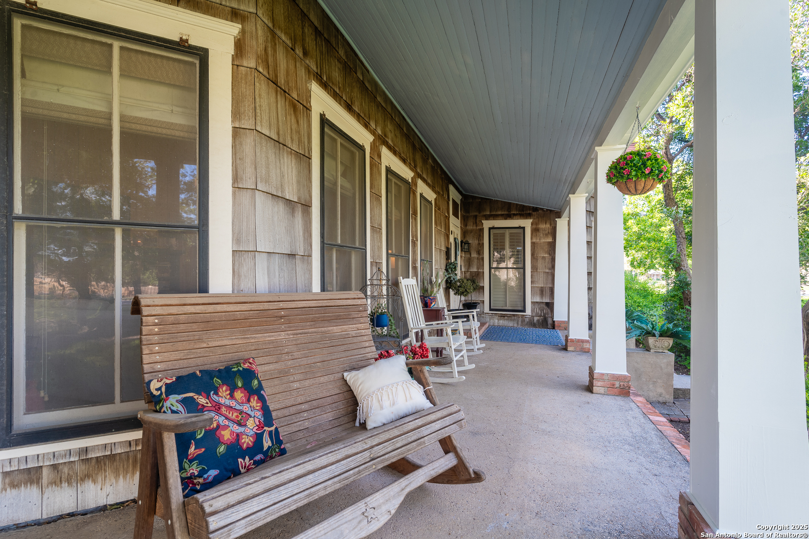 529 North High Street Uvalde, TX 78801 - Photo 4 of 37 a outdoor living space with furniture and garden view
