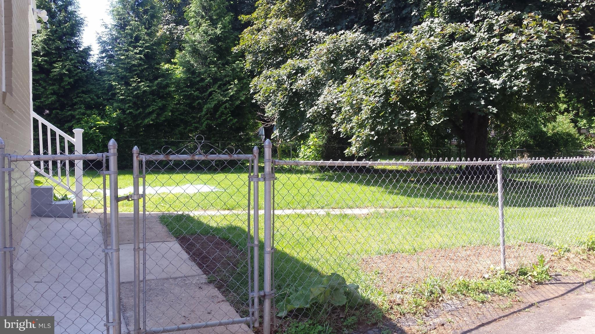 Fenced rear yard