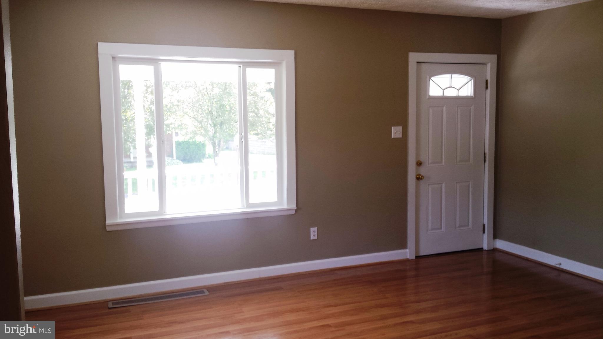 11806 Clearview Road Hagerstown, MD 21742 - Photo 9 of 25 Living room