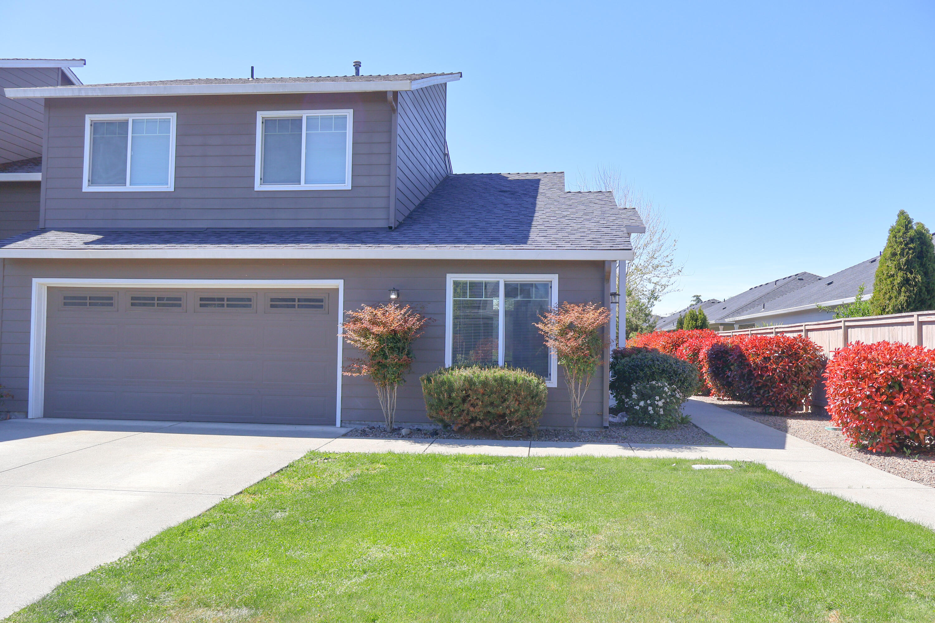 303 Live Oak Loop Central Point, OR 97502 - Photo 1 of 20 Front