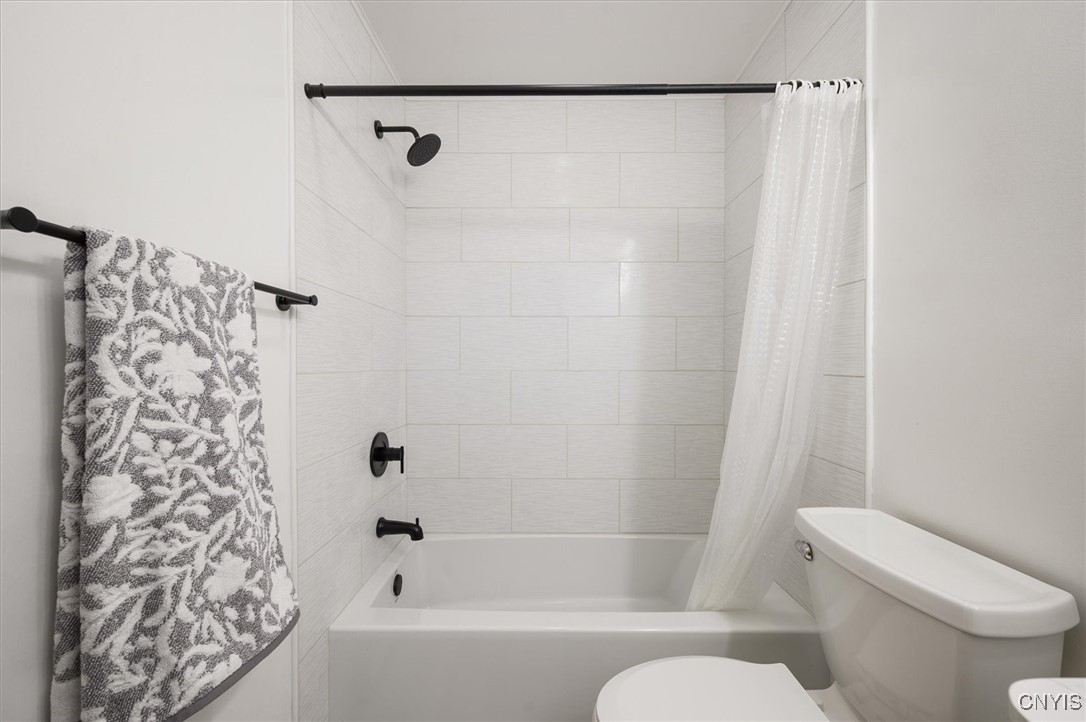 7646 Farmington Road Manlius, NY 13104 - Photo 23 of 47 SECOND FLOOR GUEST BATHROOM WITH TILED BATHTUB AND