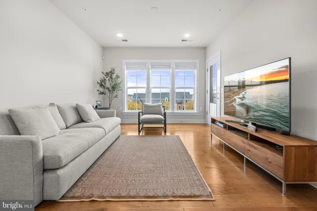 $615,000 | 250 Decoverly Drive, Unit 425, Gaithersburg, MD 20878