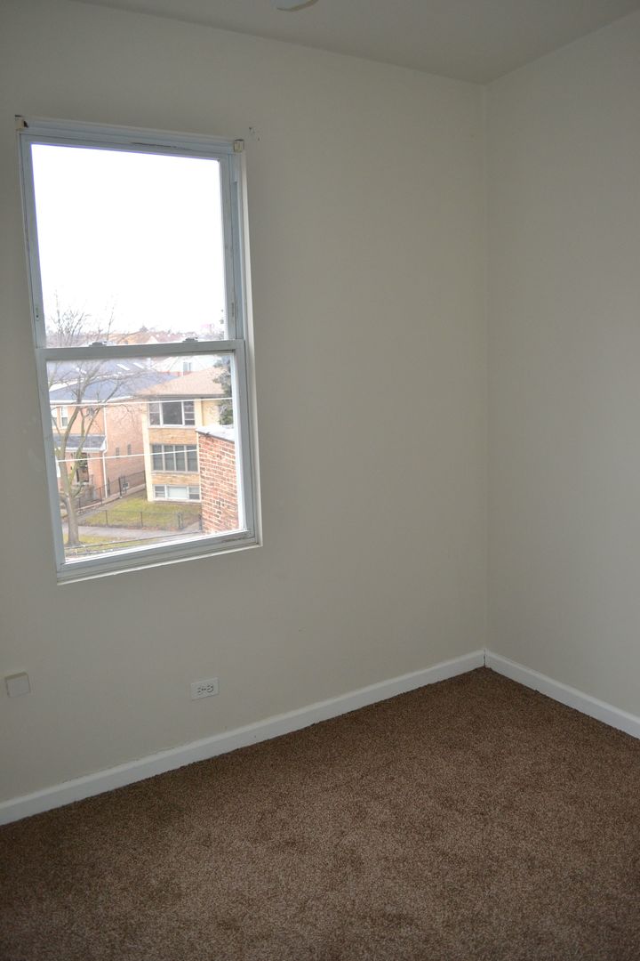 2948 West Nelson Street, Unit 3 Chicago, IL 60618 - Photo 12 of 14 an empty room with a window