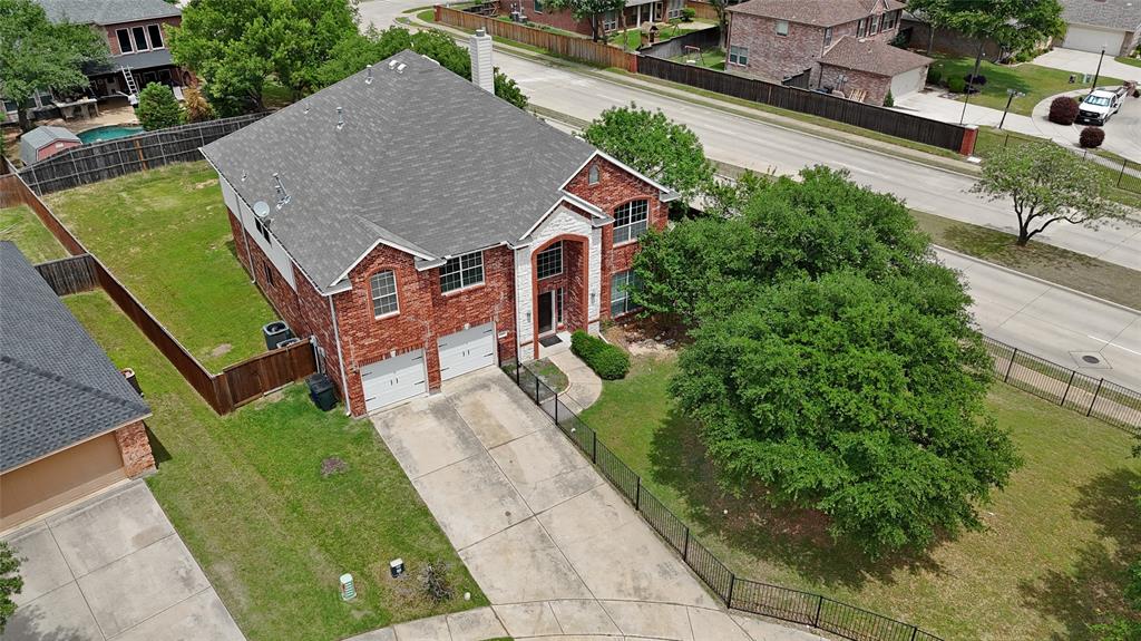 Check out the link to view the 3D virtual tour of this home!