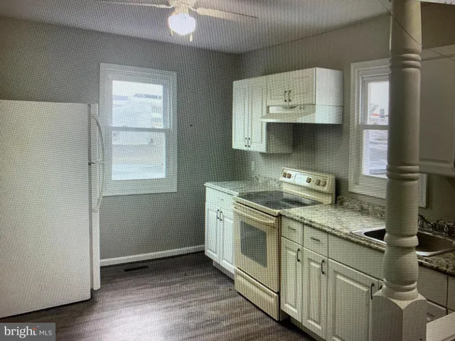$1,600 | 406 High Street, Unit 2, Burlington, NJ 08016