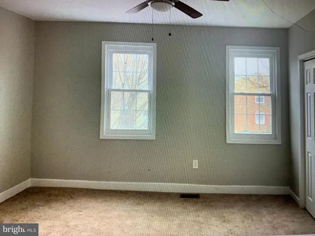 $1,600 | 406 High Street, Unit 2, Burlington, NJ 08016