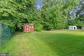 a view of a back yard
