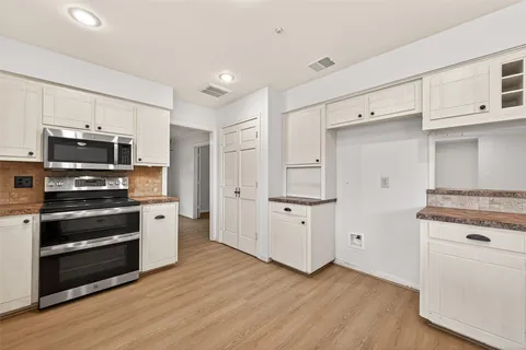 $525,000 | 3031 Broadmoor Drive, Sugar Land, TX 77478