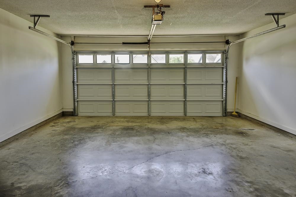 7448 Gingerhill Lane Bartlett, TN 38133 - Photo 28 of 39 a view of a garage