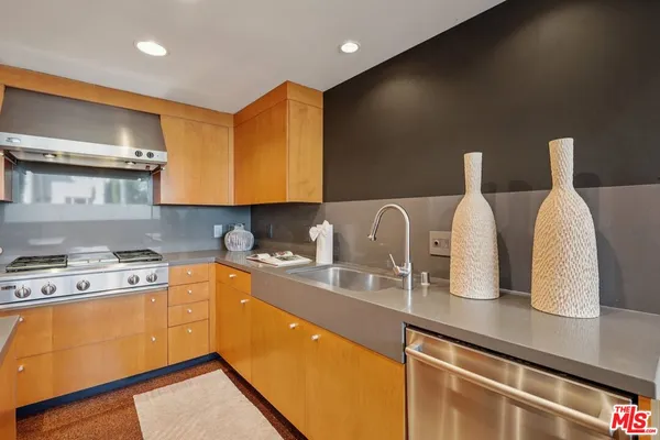 $2,295,000 | 639 Pacific Street, Unit A, Santa Monica, CA 90405