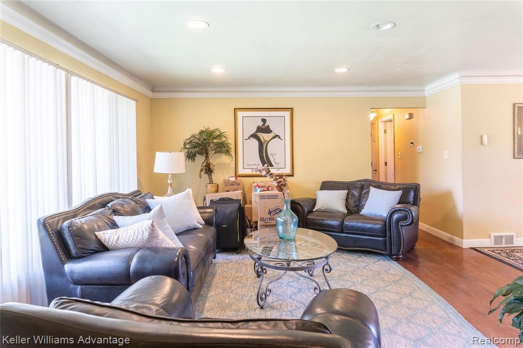 26073 Drake Road Farmington Hills, MI 48331 - Photo 3 of 39