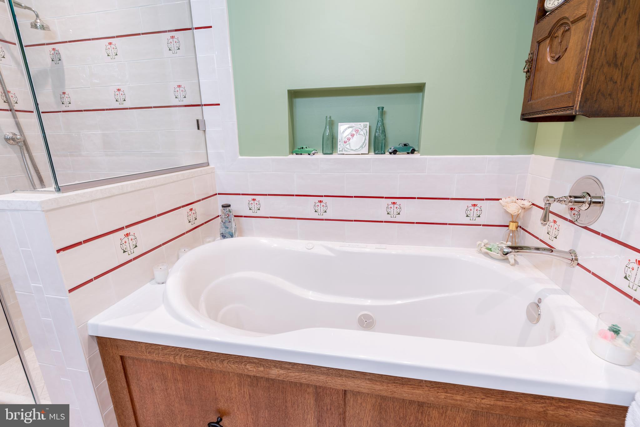 1737 Church Street Northwest Washington, DC 20036 - Photo 38 of 58 a bathroom with a bathtub and mirror