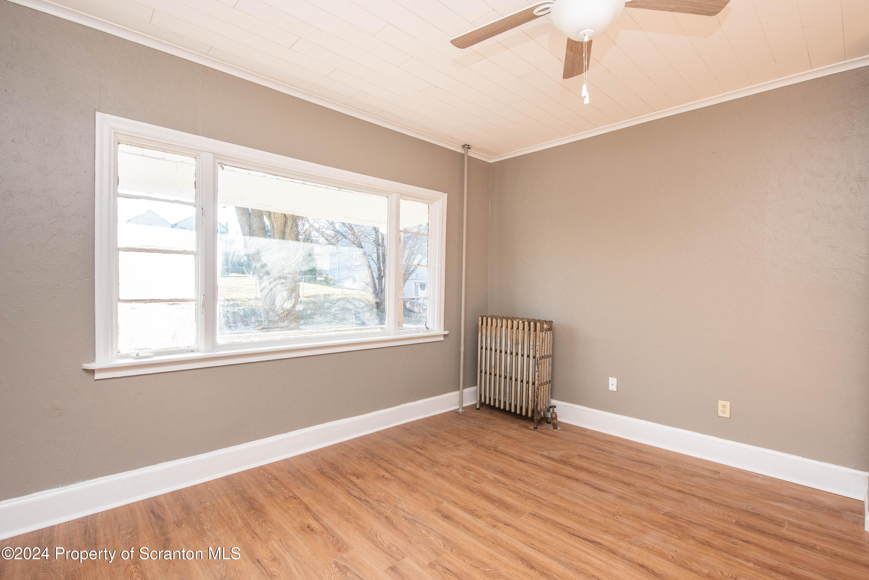 726 Hampton Street Scranton, PA 18504 - Photo 5 of 36 DSC_4763
