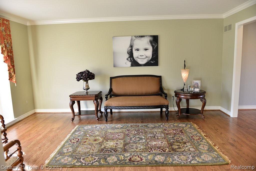 2643 Munster Road Rochester, MI 48309 - Photo 42 of 70 Living Room 7.jpg