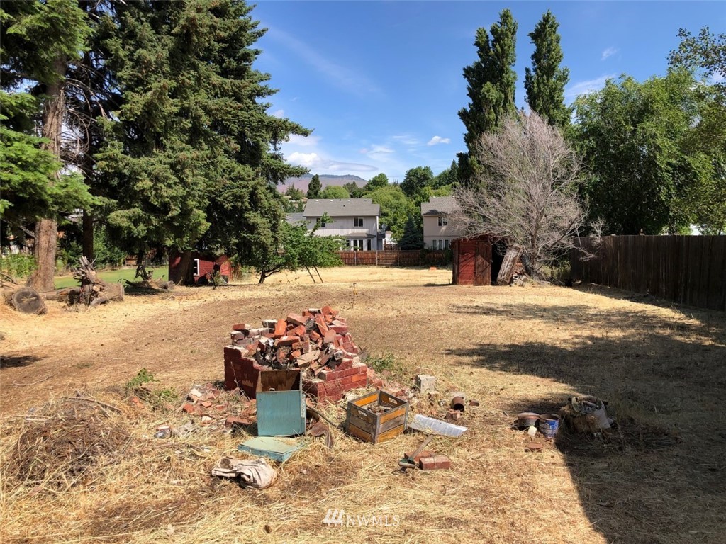 1708 Locust Street Wenatchee, WA 98801 - Photo 2 of 3 Gallery Image 2