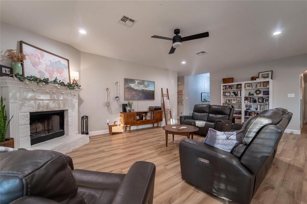 5521 Wisdom Court Waco, TX 76708 - Photo 5 of 28 Living room