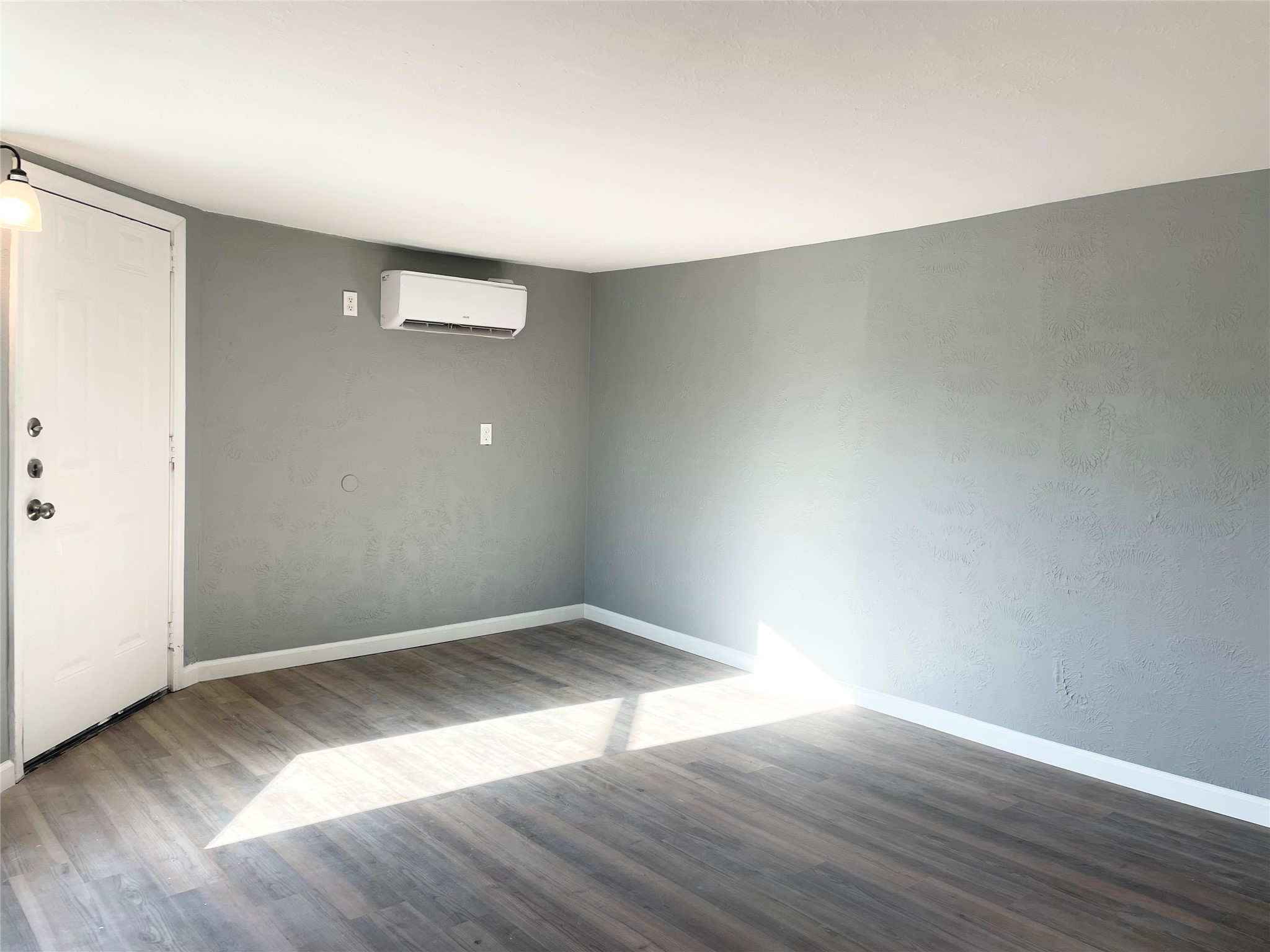7515 Bayway Drive, Unit 2 Baytown, TX 77520 - Photo 4 of 15 Living Room