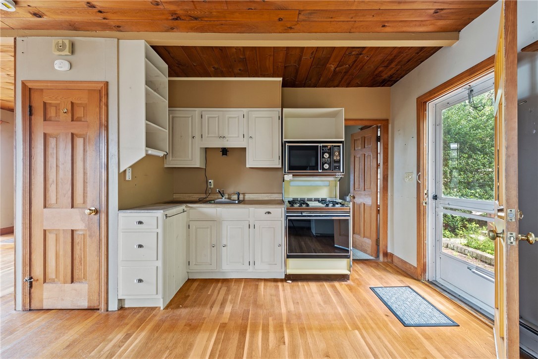 308 Riverside Drive Tiverton, RI 02878 - Photo 4 of 39