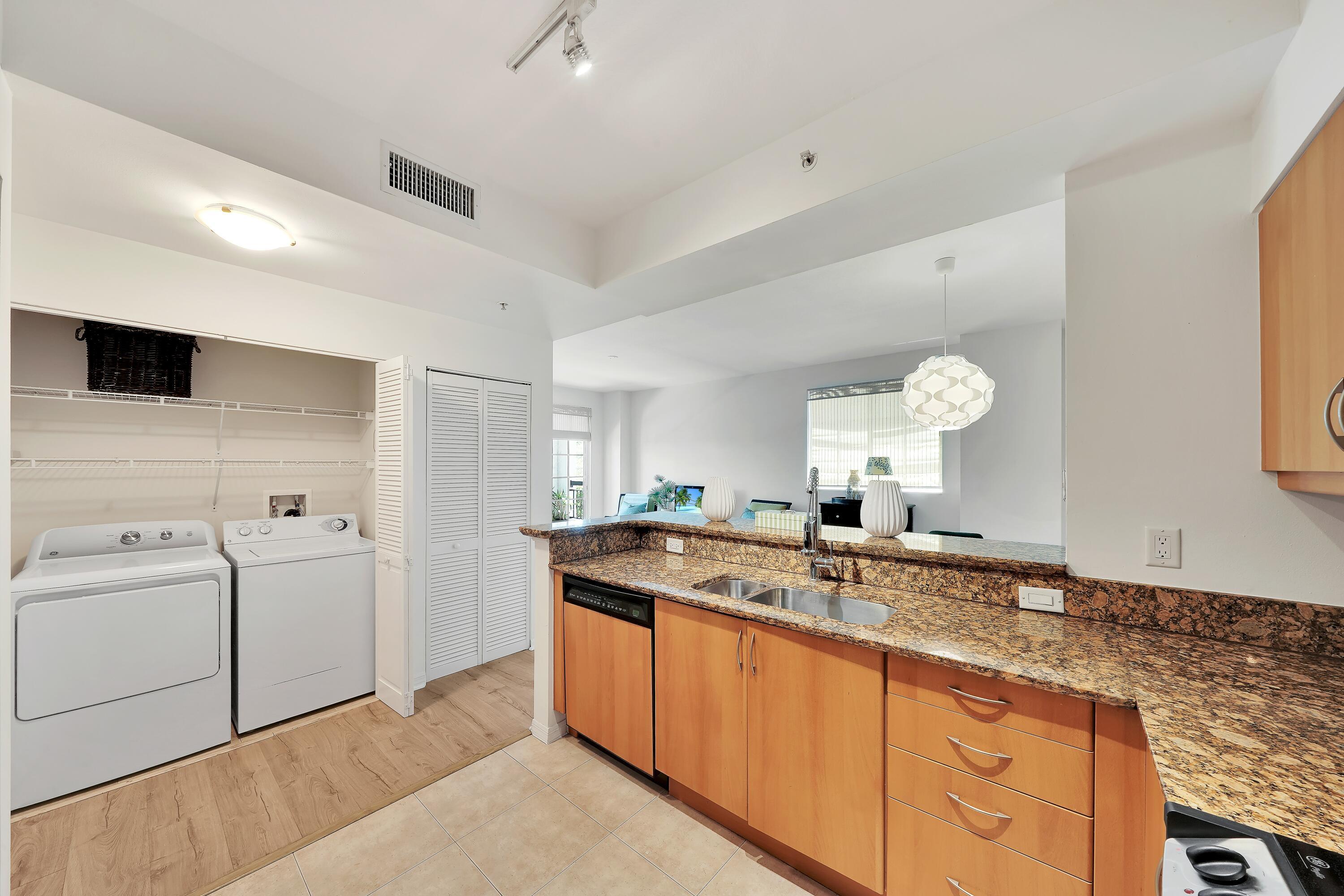 233 South Federal Highway, Unit 425 Boca Raton, FL 33432 - Photo 13 of 49 10 Kitchen (4)