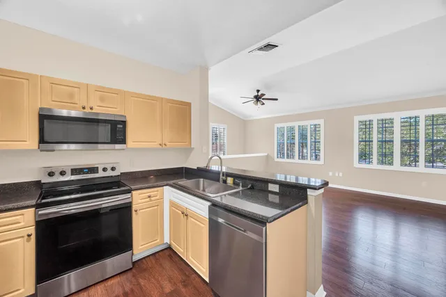 $1,900 | 319 Southeast Kitching Circle, Stuart, FL 34994