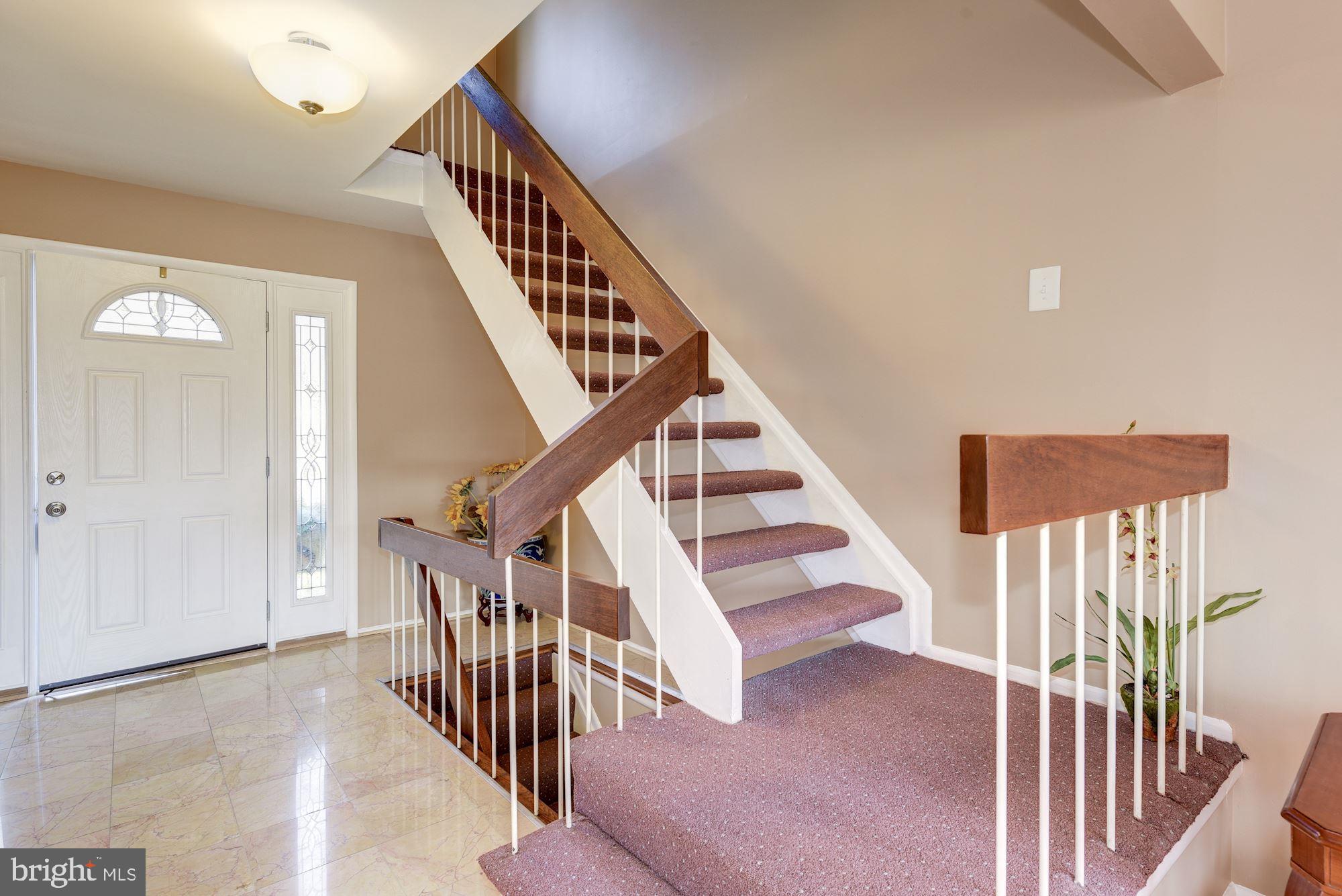 14916 Chestnut Ridge Court Gaithersburg, MD 20878 - Photo 6 of 36 Entry