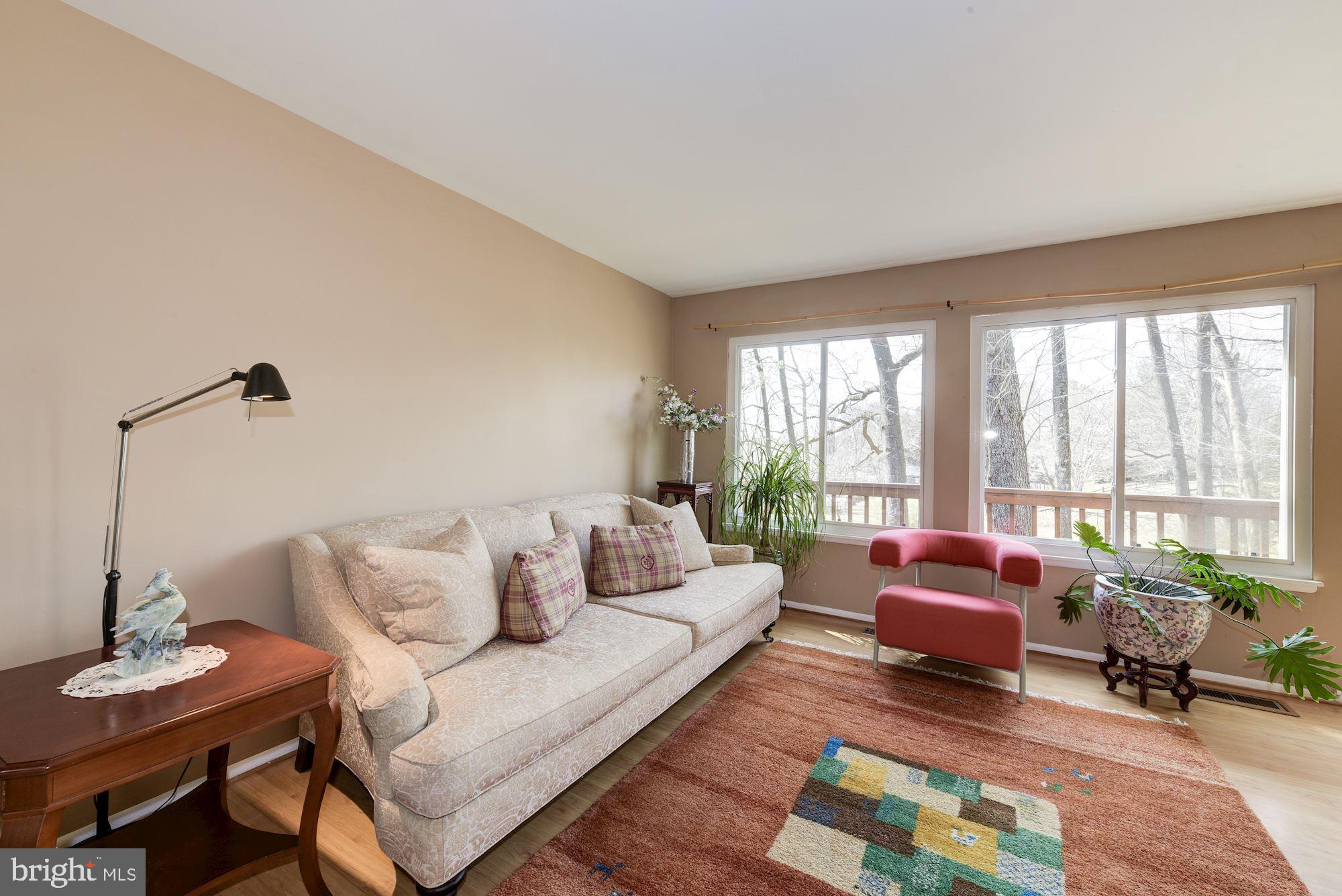 14916 Chestnut Ridge Court Gaithersburg, MD 20878 - Photo 7 of 36 Living Room