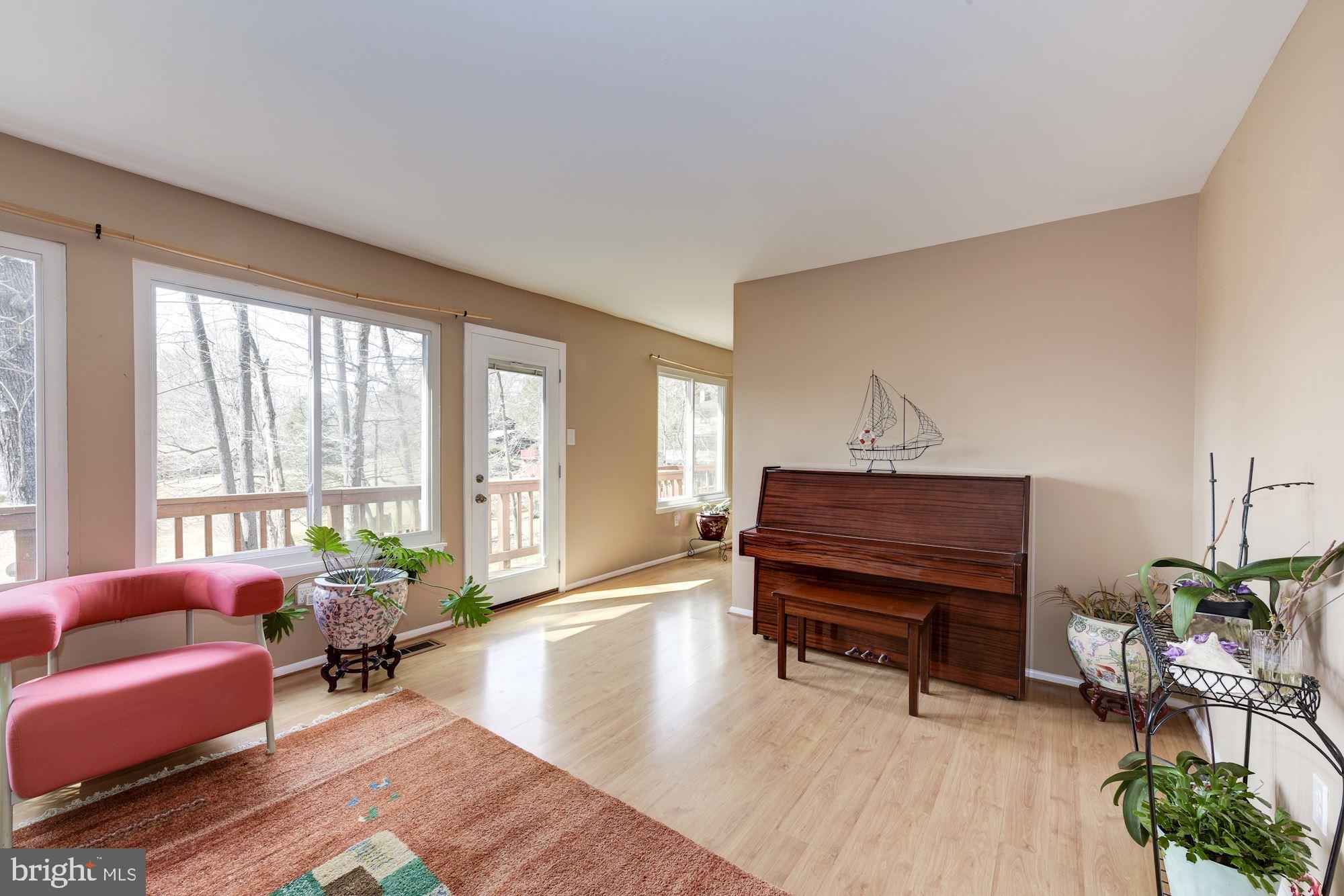 14916 Chestnut Ridge Court Gaithersburg, MD 20878 - Photo 8 of 36 Living Room