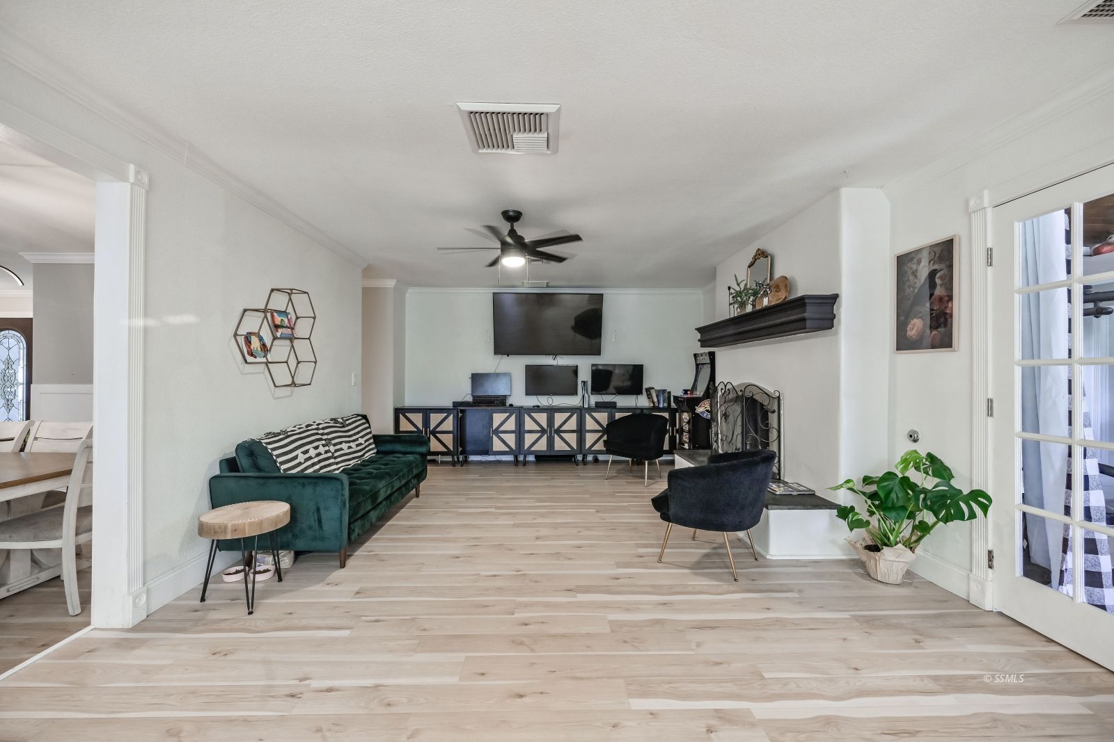 1025 Randall Street Ridgecrest, CA 93555 - Photo 23 of 50 a living room with furniture and a potted plant