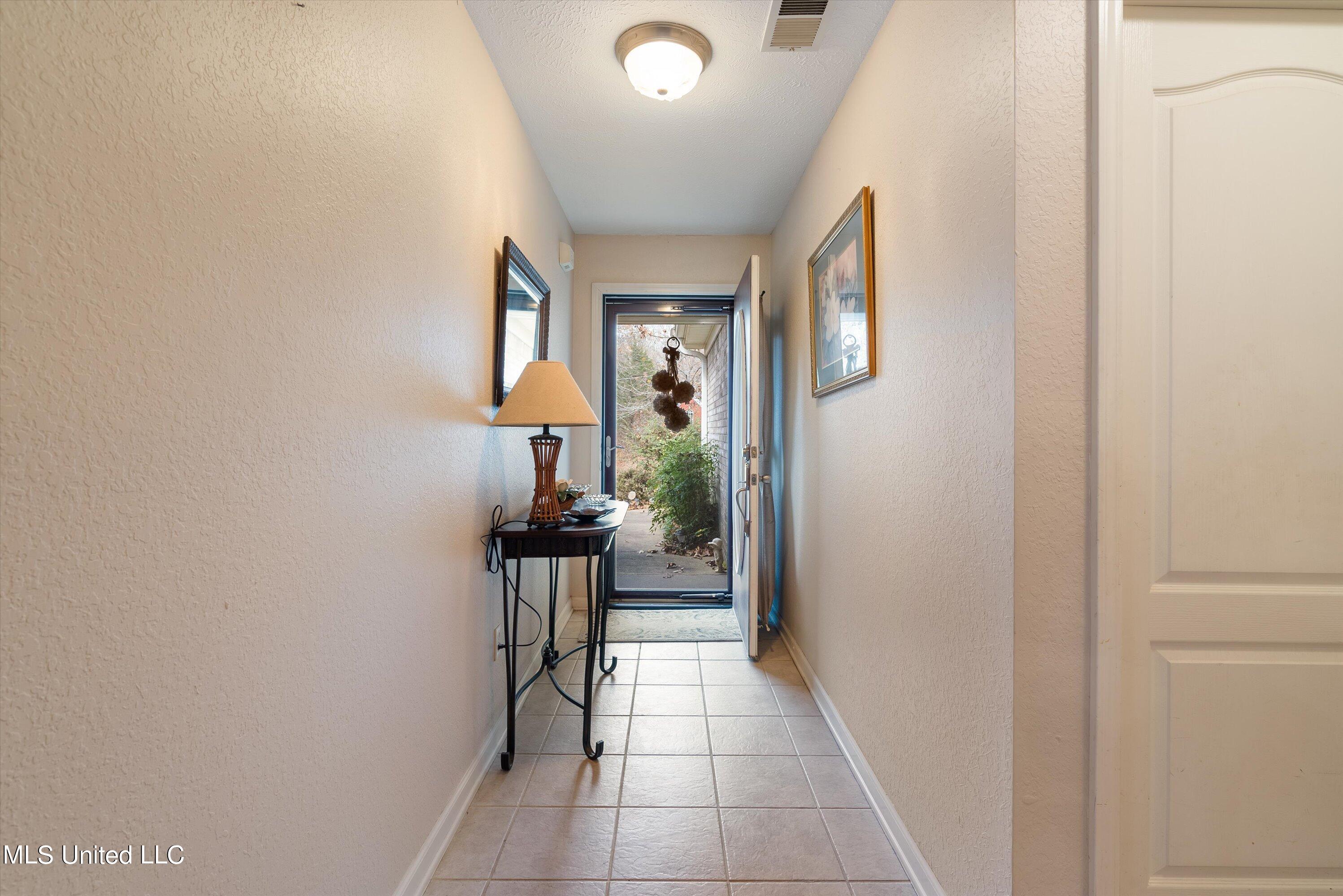 57 Timber Ridge Drive Byhalia, MS 38611 - Photo 2 of 30 02-Foyer