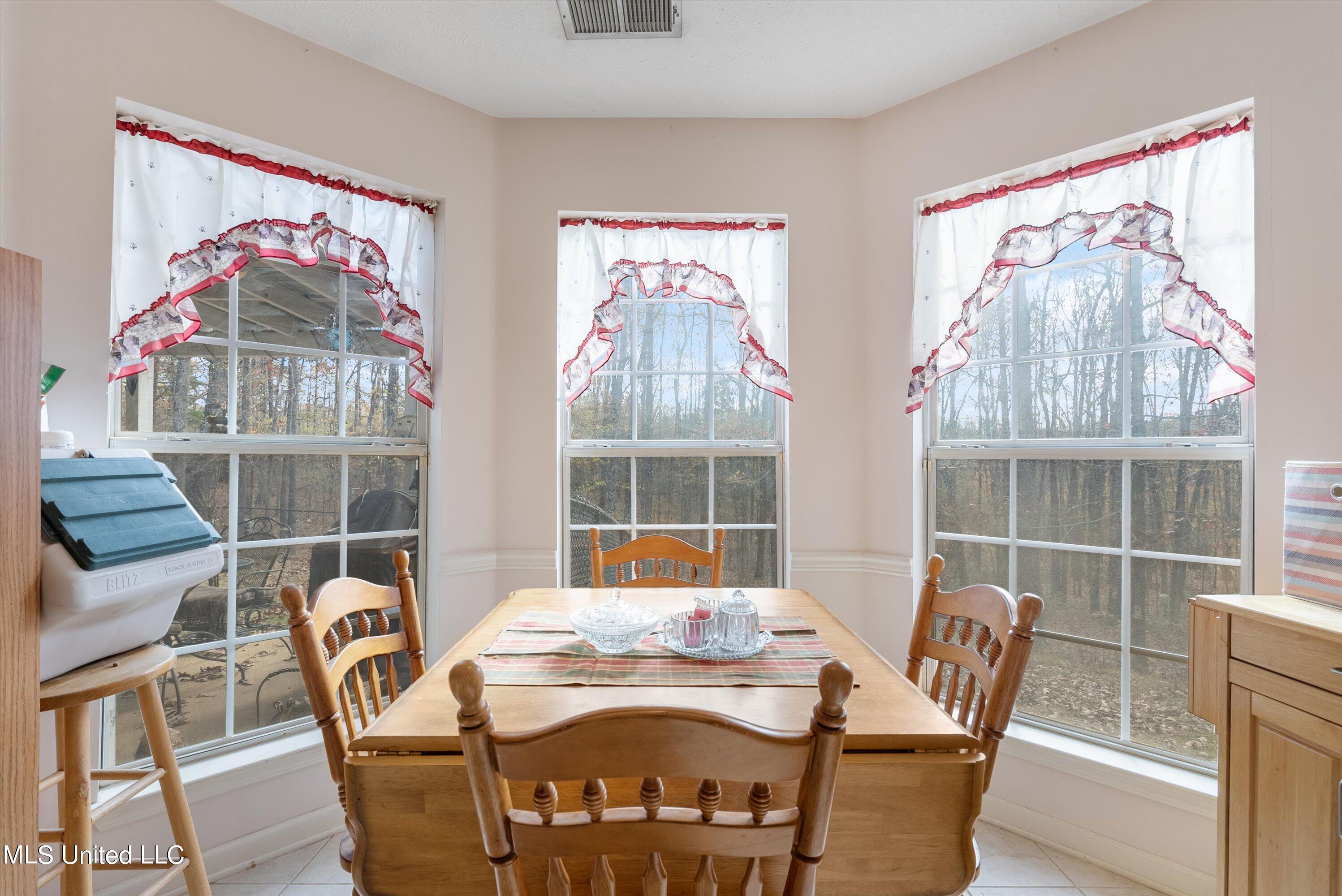 57 Timber Ridge Drive Byhalia, MS 38611 - Photo 7 of 30 07-Eating Area