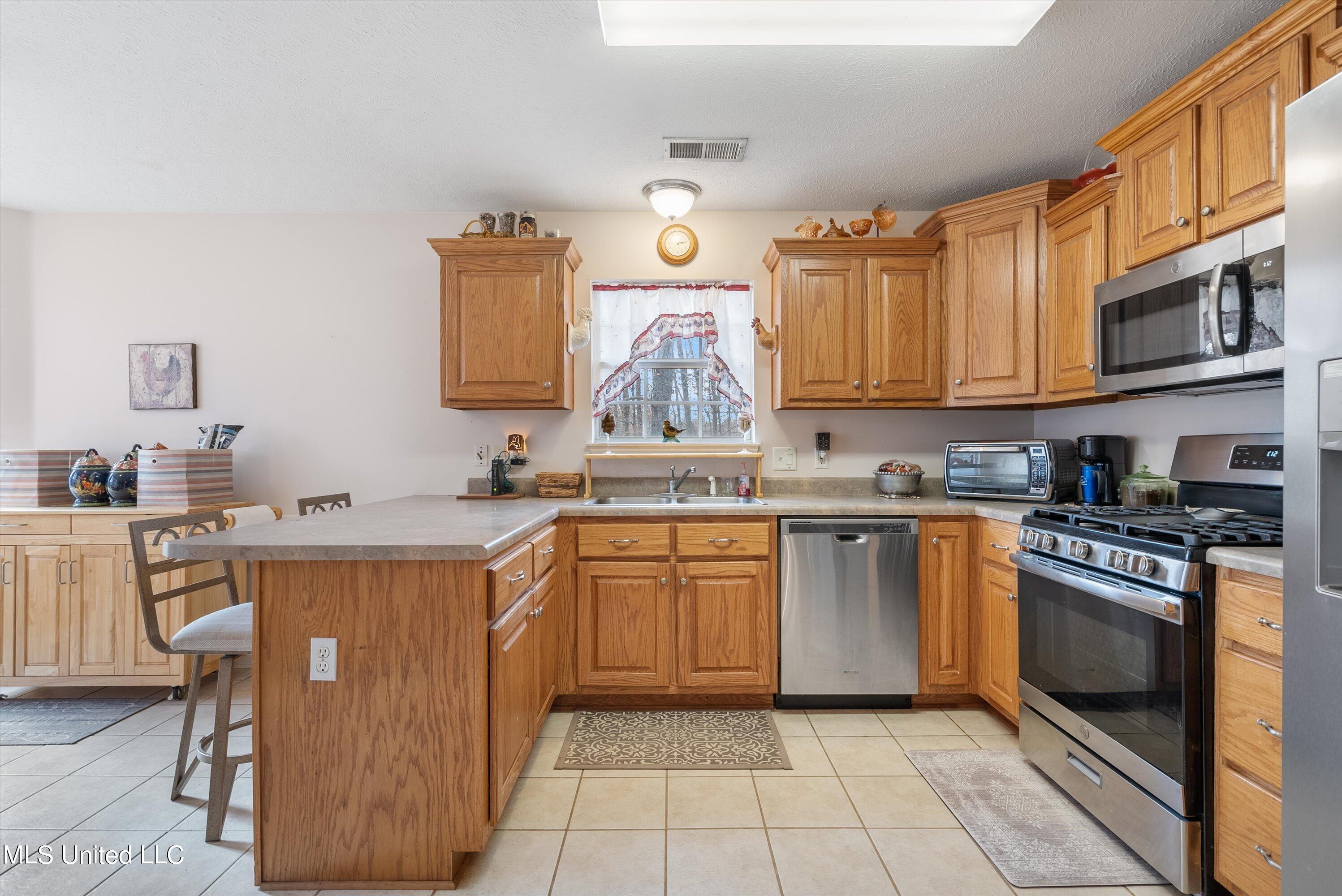57 Timber Ridge Drive Byhalia, MS 38611 - Photo 9 of 30 09-Kitchen