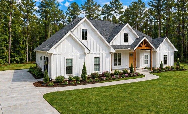 575 Hardy Road Martin, GA 30557 - Photo 4 of 16 a front view of house with yard and green space