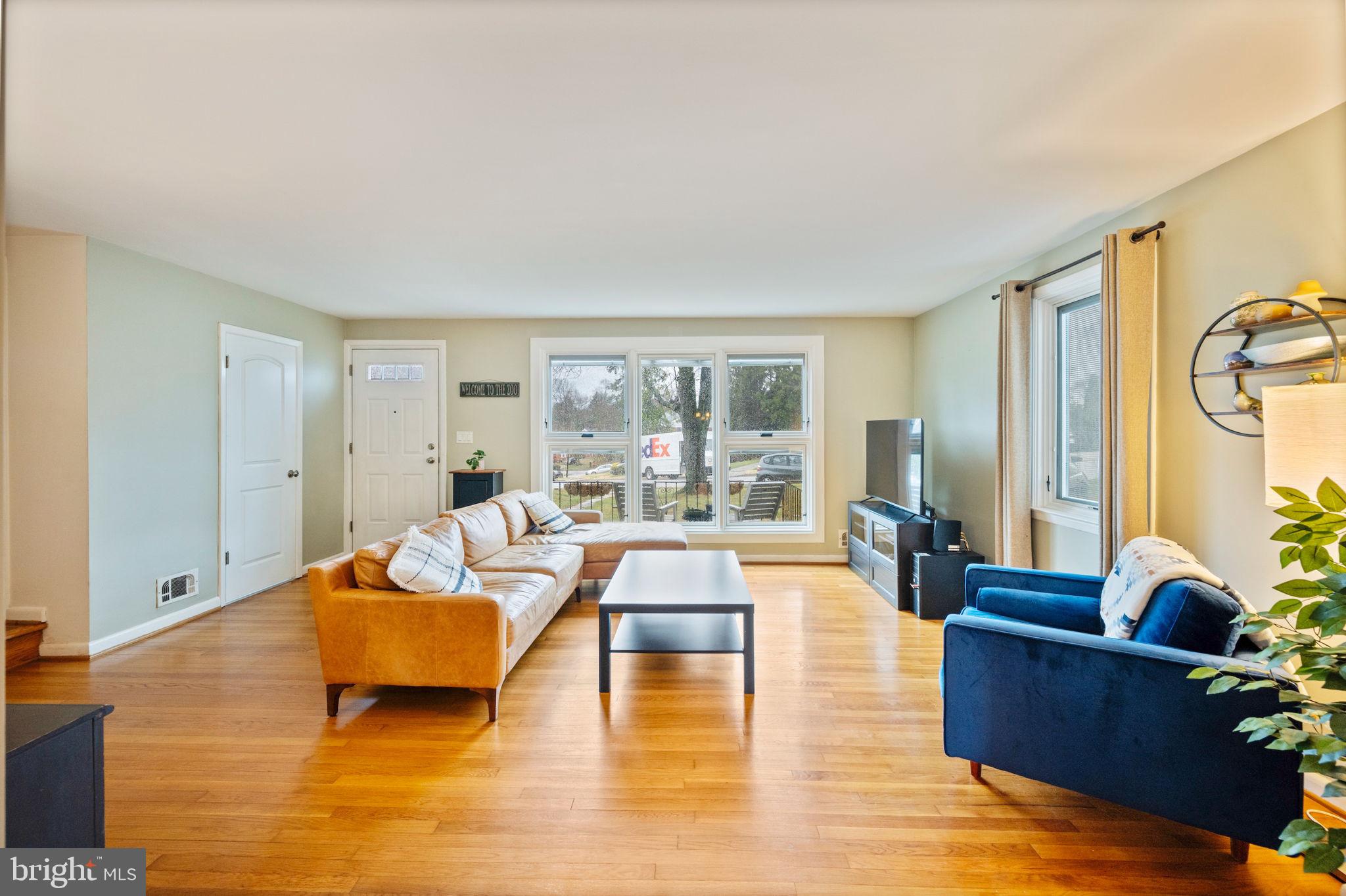 1311 Glenmont Road Baltimore, MD 21239 - Photo 4 of 49 Bright and inviting living space.