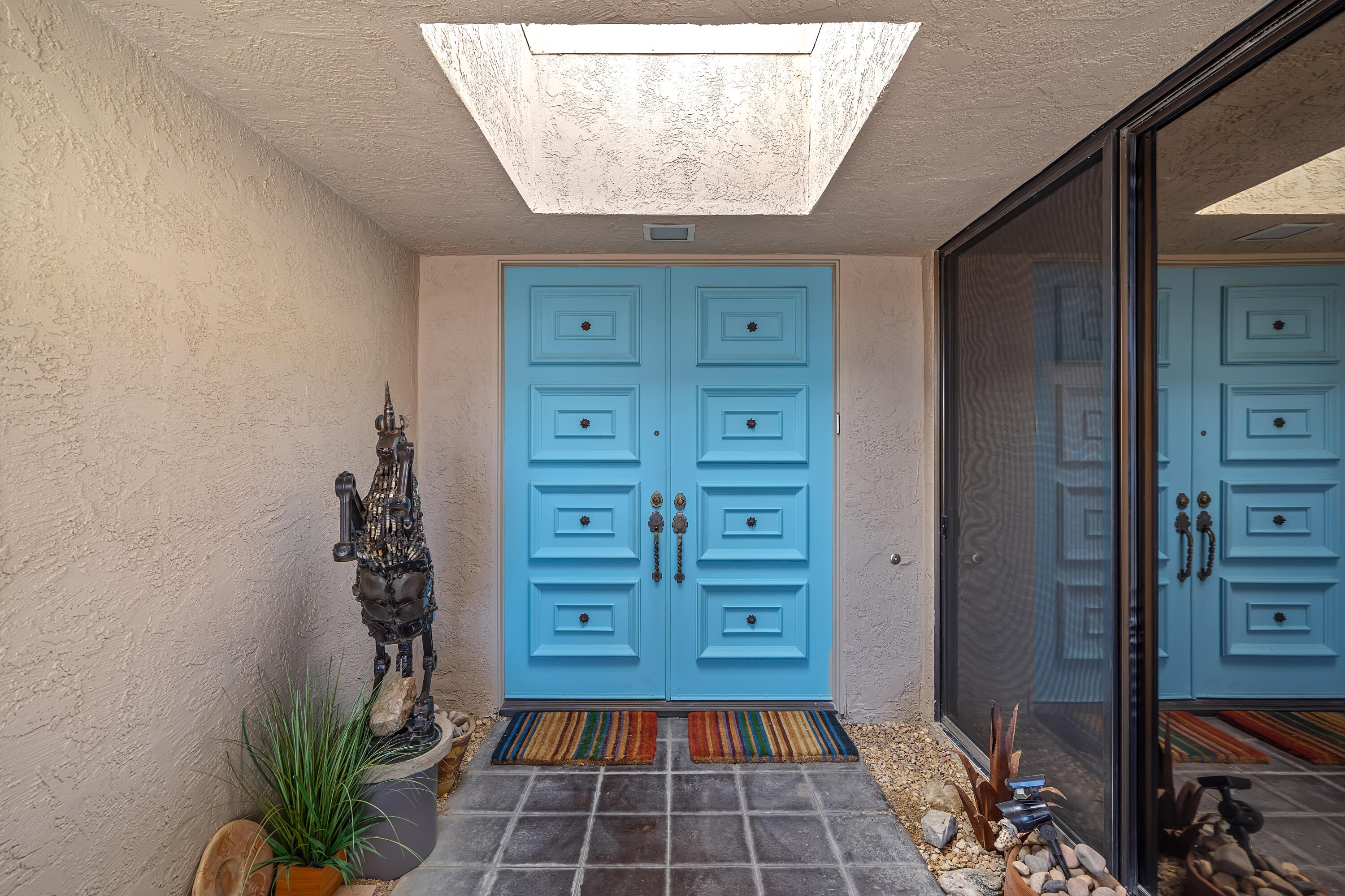 9 Swarthmore Court Rancho Mirage, CA 92270 - Photo 33 of 43 a room with window and a potted plant