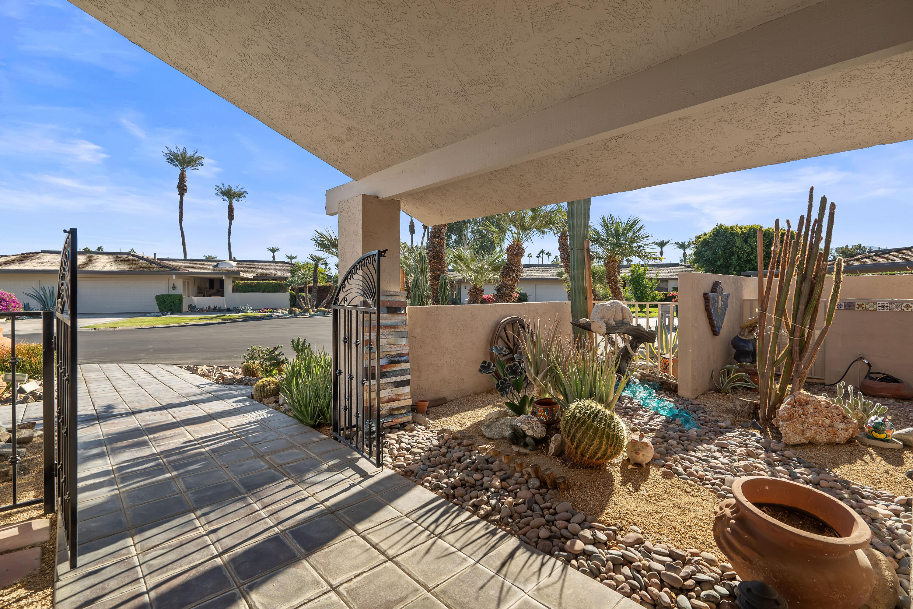 9 Swarthmore Court Rancho Mirage, CA 92270 - Photo 34 of 43 a room with musical instruments